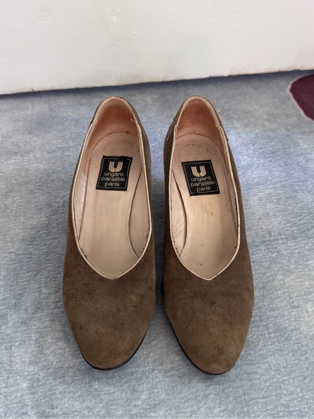 Vintage 80s Suede Kitten Heel Pump Khaki Ungaro Parallèle Paris Fleur-de-Lis 7.5 - Picture 3 of 9